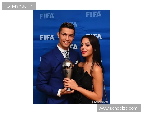 足球明星C罗现女友曝光两人甜蜜互动引发网友热议 足球明星C罗现女友曝光两人甜蜜互动引发网友热议